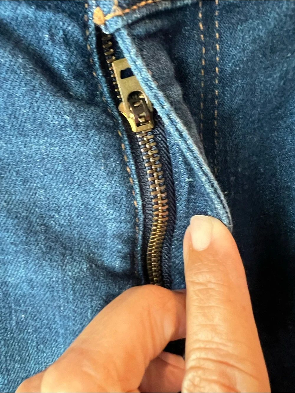 Classic Men's 505 Straight-Leg Levi’s Jeans in Dark Blue. 34 x 36